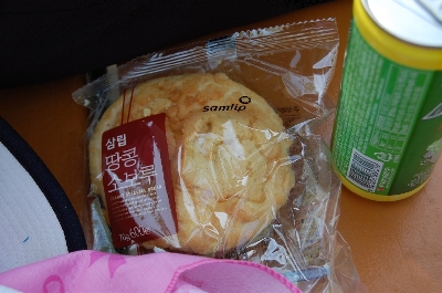 빵 하나와 음료수 하나가 찍힌 사진