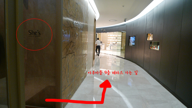 병원 입구와 복도를 찍은 사진