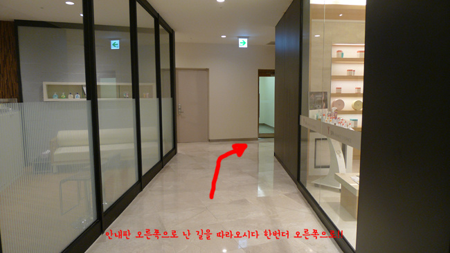 백화점 복도와 오른쪽 방향을 가리키는 화살표를 그린 사진