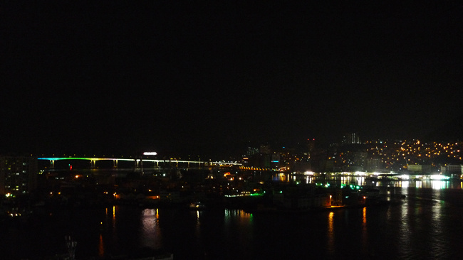 조명이 켜져있는 남항대교의 야경