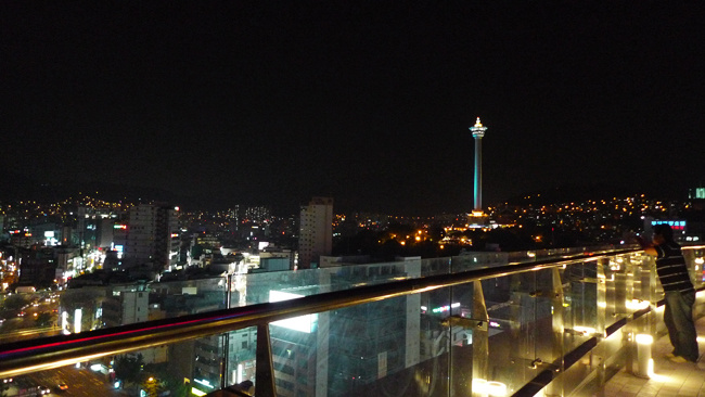 테라스에서 밤에 찍은 용두산과 부산타워