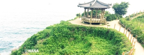 남해 바래길, 바다가 보이는 언덕 한 쪽에 정자가 자리잡고 있다.