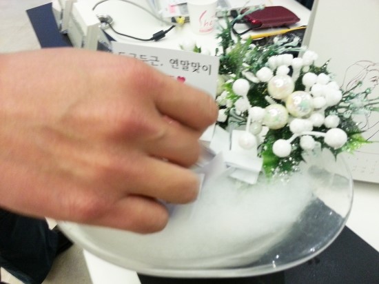 마니또 종이를 고르는 손의 사진2