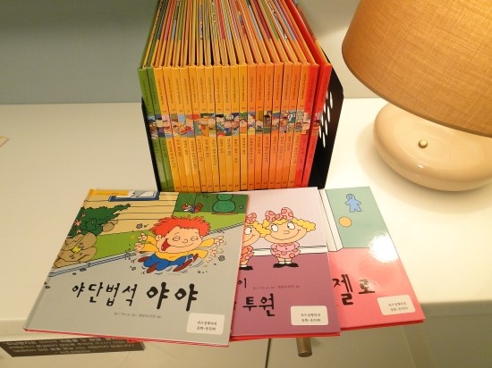 책꽂이에 동화책이 꽂혀있고 세권이 펼쳐져있다. 책제목은 야단법석 야야, 뭐든지 궁금한 모모