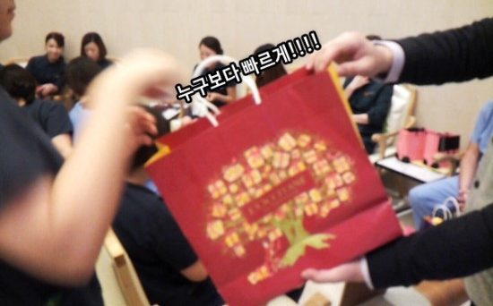 빨간색 종이가방에서 번호가 적힌 종이를뽑고 있는 모습