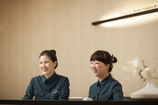 여자 둘이 환하게 웃고 있는 사진, 좌 쉬즈성형외과 매니저 김안나, 우 쉬즈성형외과 일본어통역코디네이터겸 매니저 최윤제