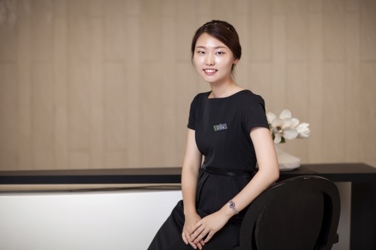 쉬즈성형외과 일본어통역코디네이터 조세영 사진, 유니폼을 입고 환하게 웃는 사진