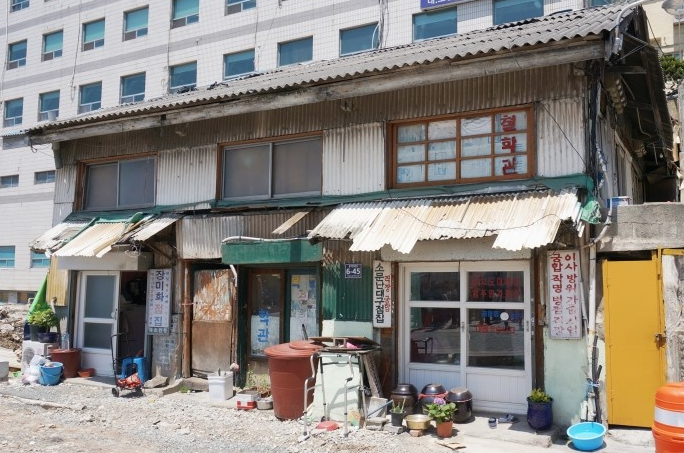 영도대교 옆 낡은건물