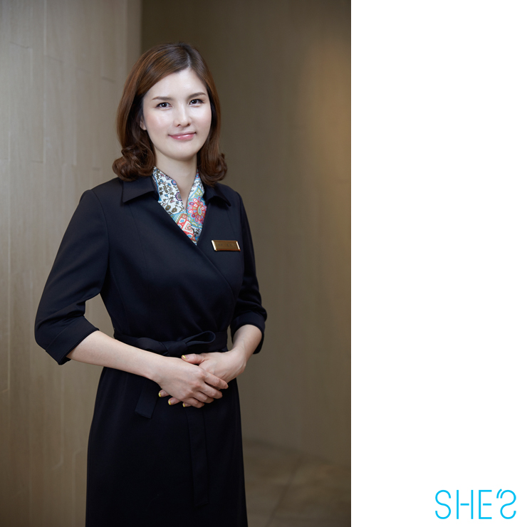 손을 모으고 정갈한 자세로 유니폼을 입고 있는 직원
