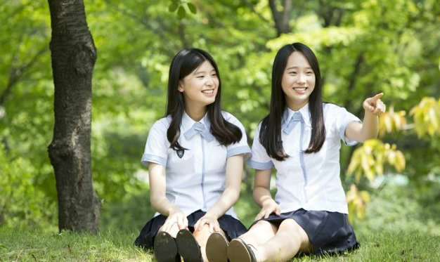 활짝웃고있는 학생들