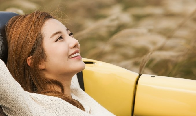 하늘을 바라보고 있는 여자