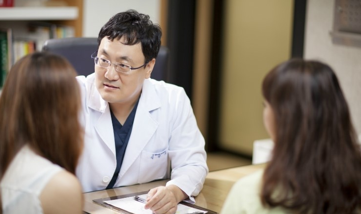 상담중인 김경호원장님