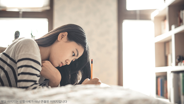 고민하고 있는 학생