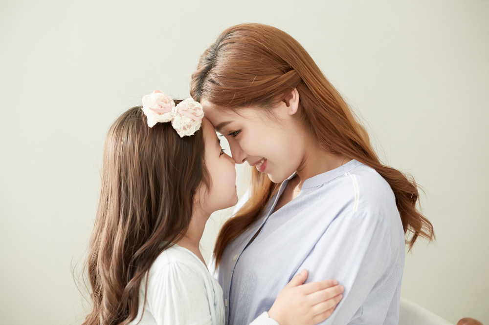아이와 엄마가 머리를 맞닿고있는 모습