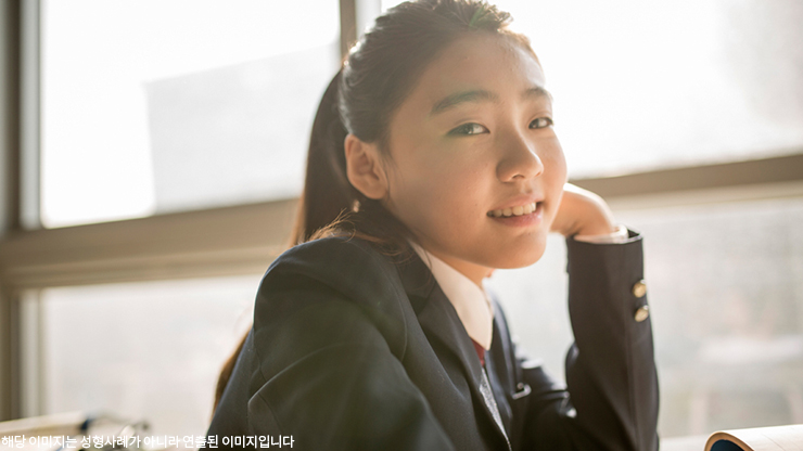 미소짓고 있는 학생